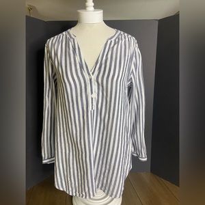 Long sleeve light cotton Old Navy shirt.